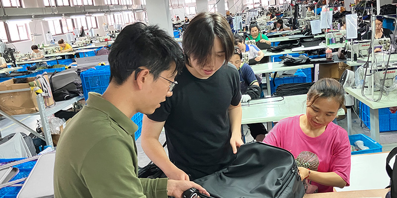 工場で製品を確認する様子